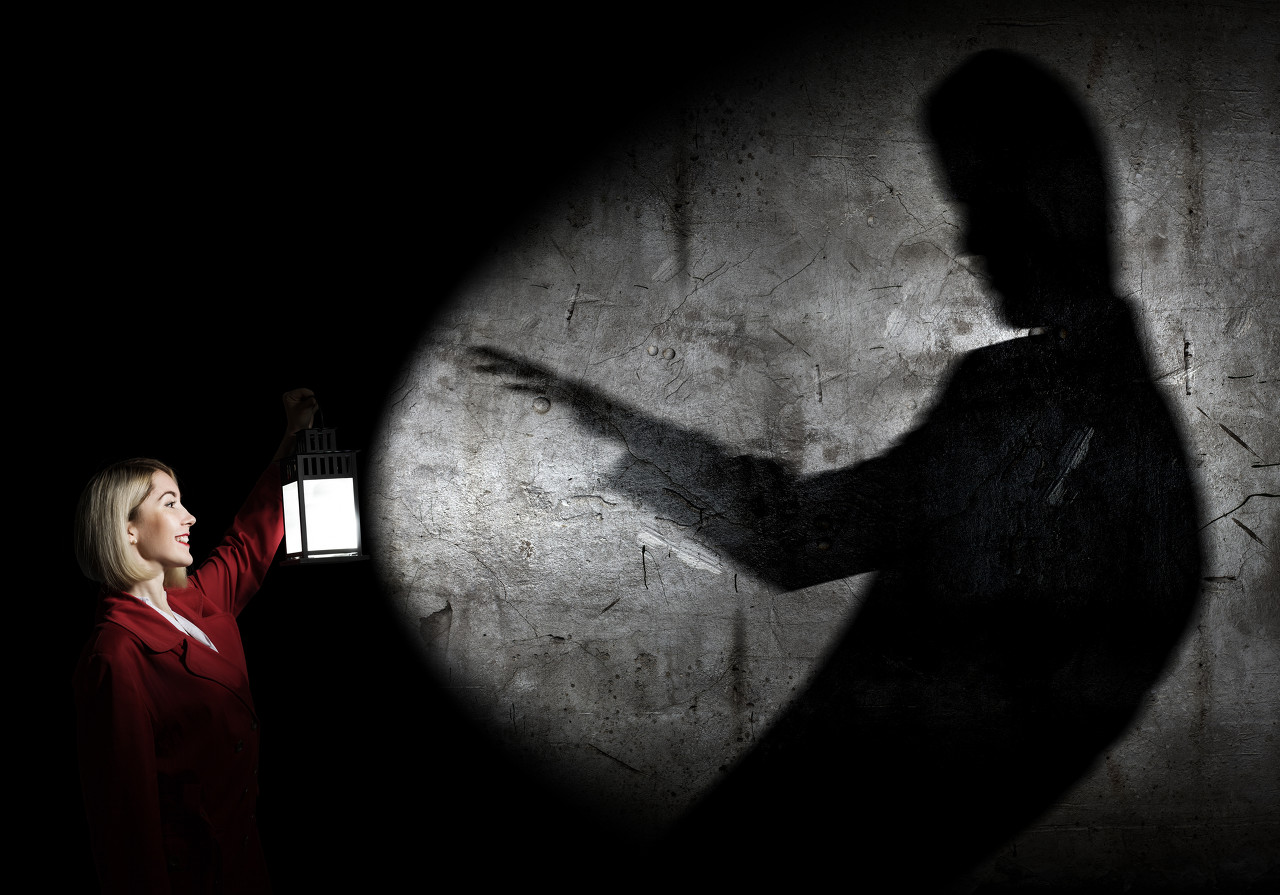 小说：我干掉*教邪**徒的守门者，混进祭祀现场，还没开始就被人发现