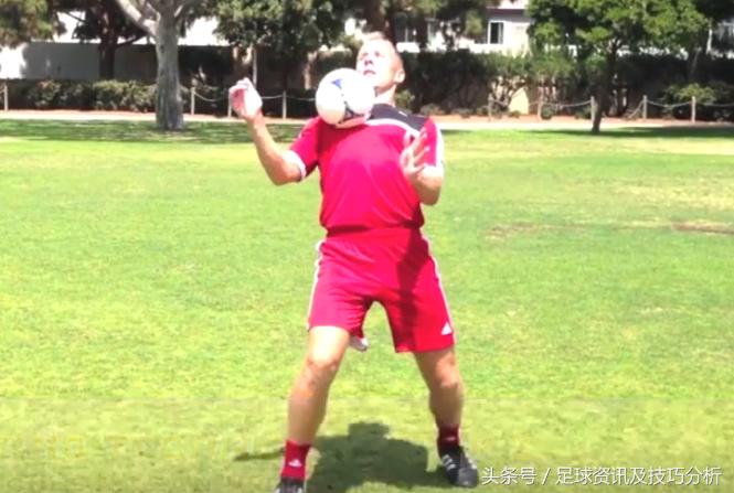 胸部停球的技术动作特点,胸部停球过人