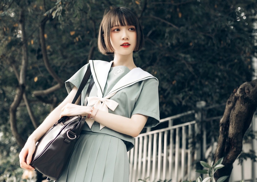 小说：她跑进男卫生间里乔装，却撞见个绝色小白脸，惨被看光光