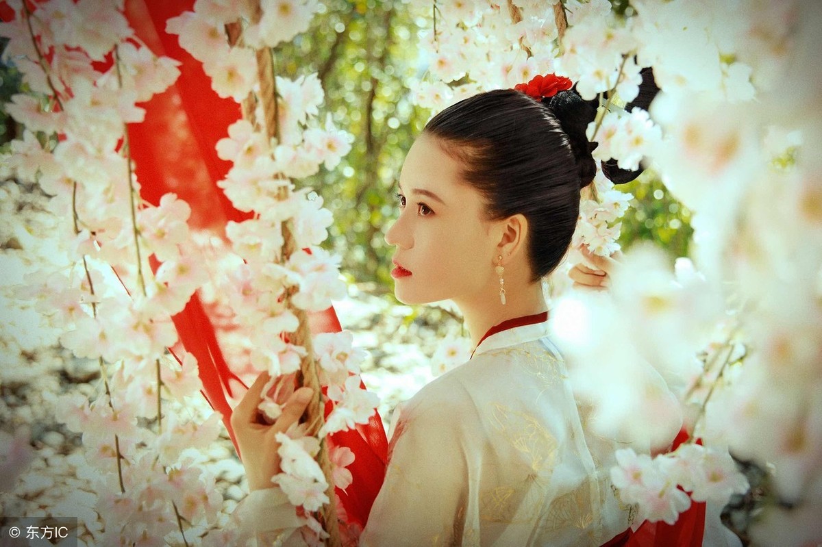 小说：太子曾经陷害过她，怕她报复又让人跟踪她，被她敏感察觉到