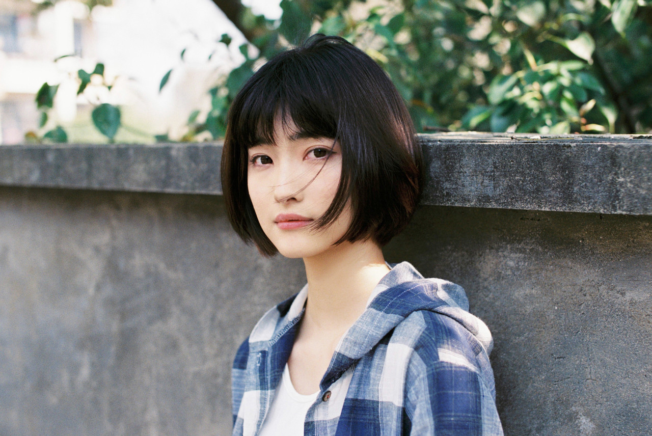 小说：她看了一眼旁边的点心，又看了看苏进，还是没伸手去拿