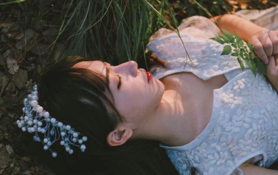 小说女主清冷娇弱,寒风瑟瑟小女孩