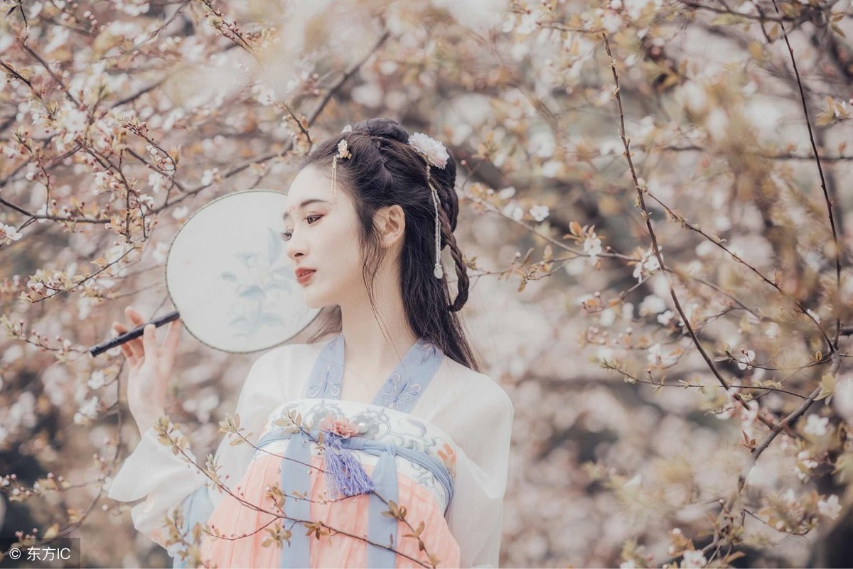 小说：药行千金非要和她比试采药，她轻松胜出，千金怒了：你作弊