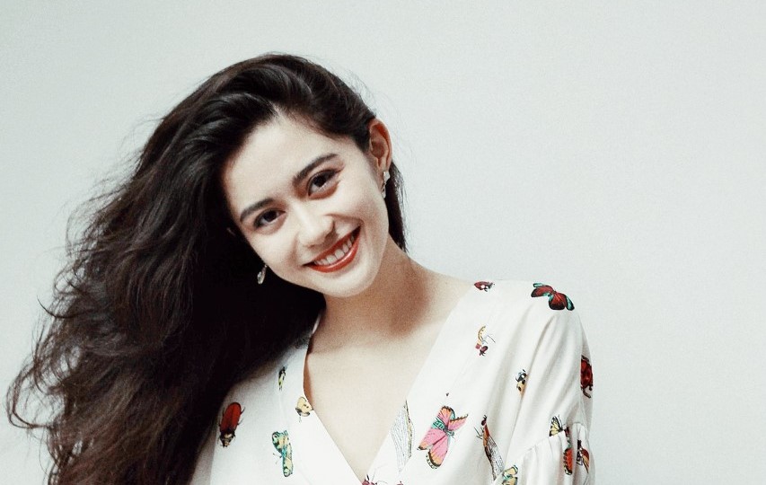 小说：小伙穿越回千禧年，在商业街开始创业，花上百元租下破门店