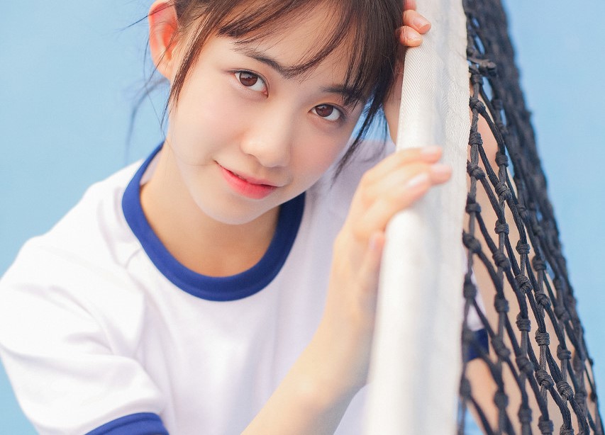 小说：美女的眼睛恣意地盯着我，眼神里全是挑逗，邀我今晚去她家