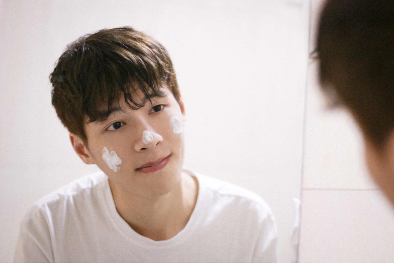 外国人教中国人用筷子,中国小伙在国外留学