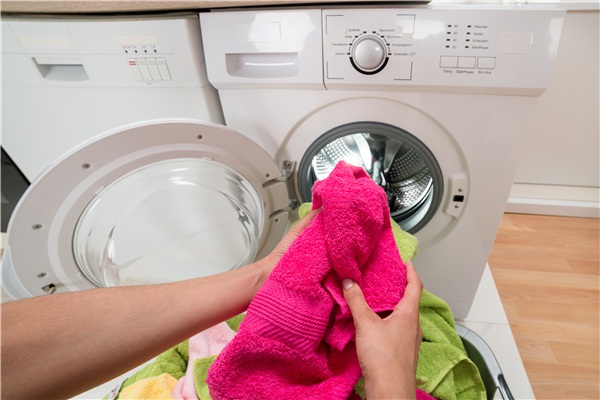 毛巾用久了又脏又臭加点它洗一洗,毛巾用久了又脏又难洗怎么洗