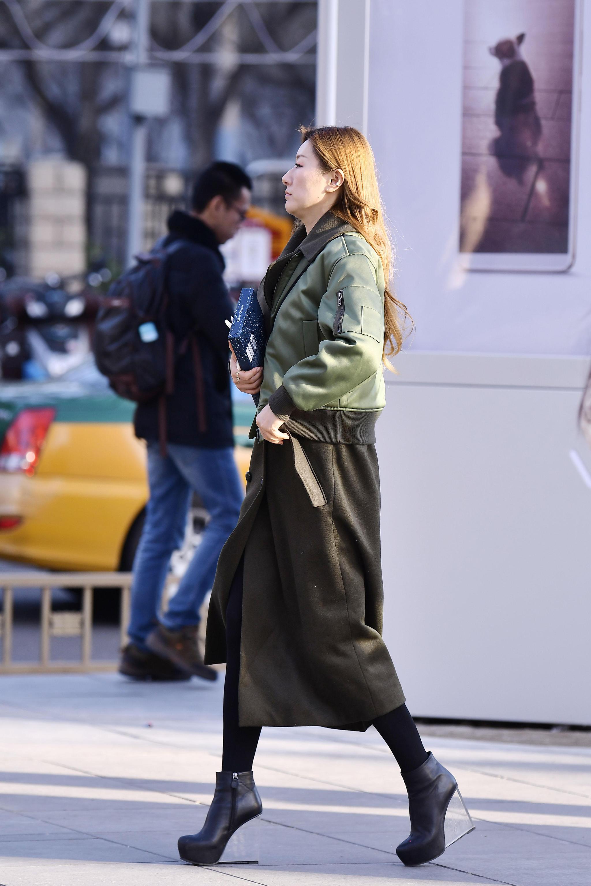 女生靴子冬天穿方便吗,女生靴子里面穿什么