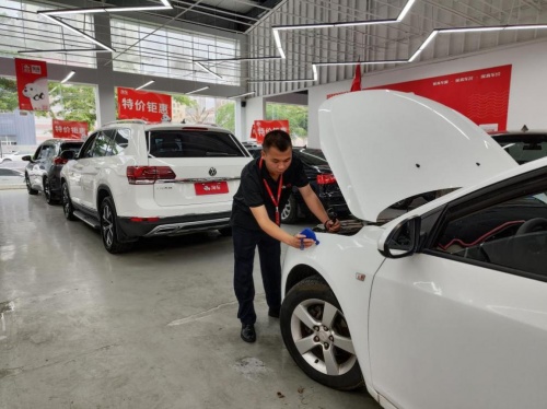 从“摩托男孩”到二手车销冠,淘车海口小伙在服务中升级