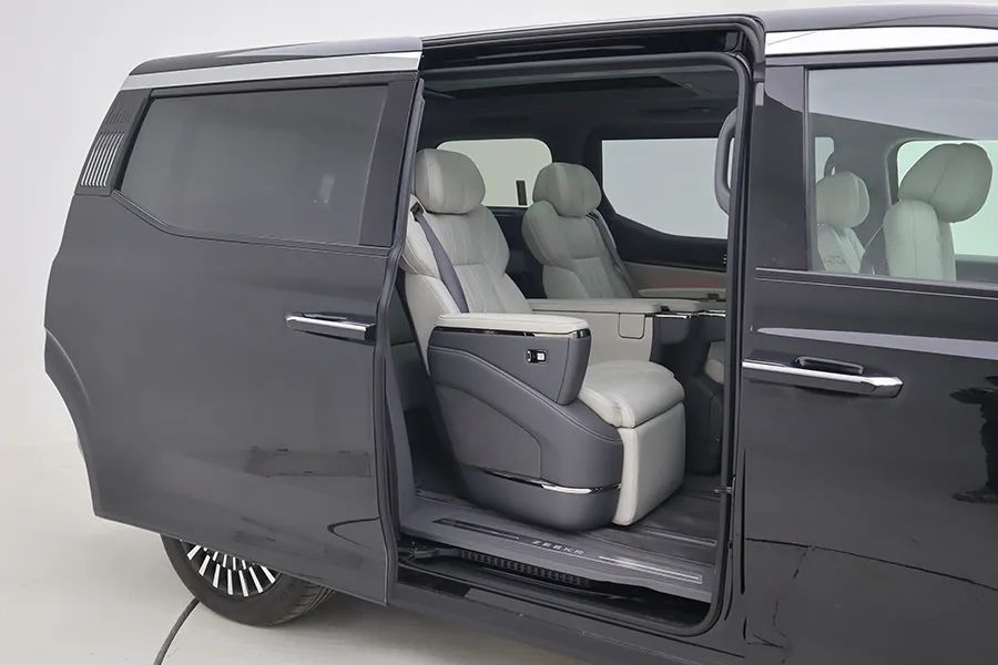 极氪009：前后三排都是主座，开到哪儿都是焦点！