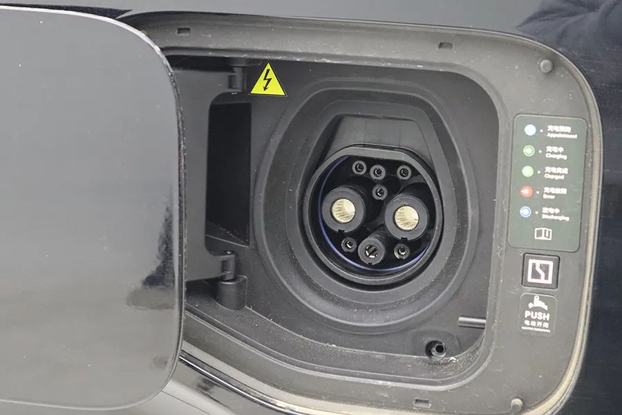 极氪009：前后三排都是主座，开到哪儿都是焦点！