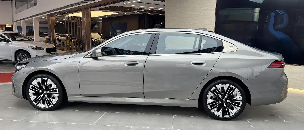 第八代宝马5系会有宝石青颜色吗,宝马5系2024新款标轴音响效果