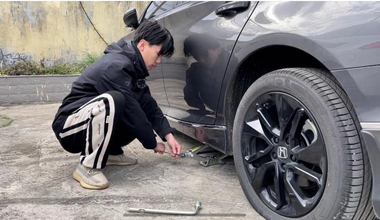 车胎漏气怎么修,车胎漏气怎么修补最快