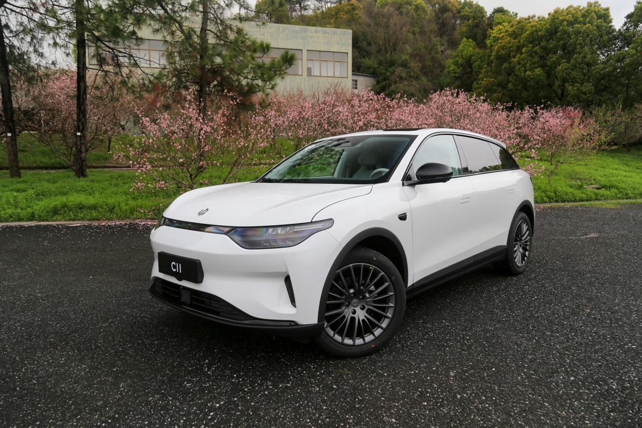 2023入门版c01和c11哪个值得买,零跑c01最新款试驾