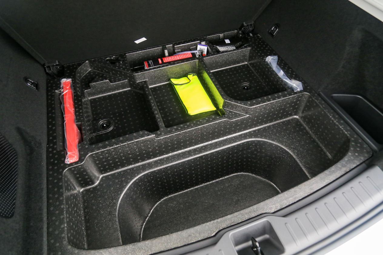 2023入门版c01和c11哪个值得买,零跑c01最新款试驾