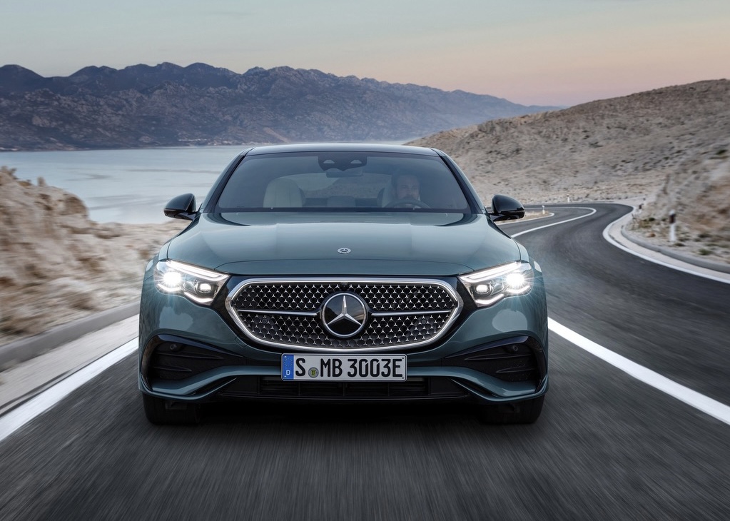 全新奔驰E级全球首发：轴距2961mm，科技感十足，尾灯褒贬不一