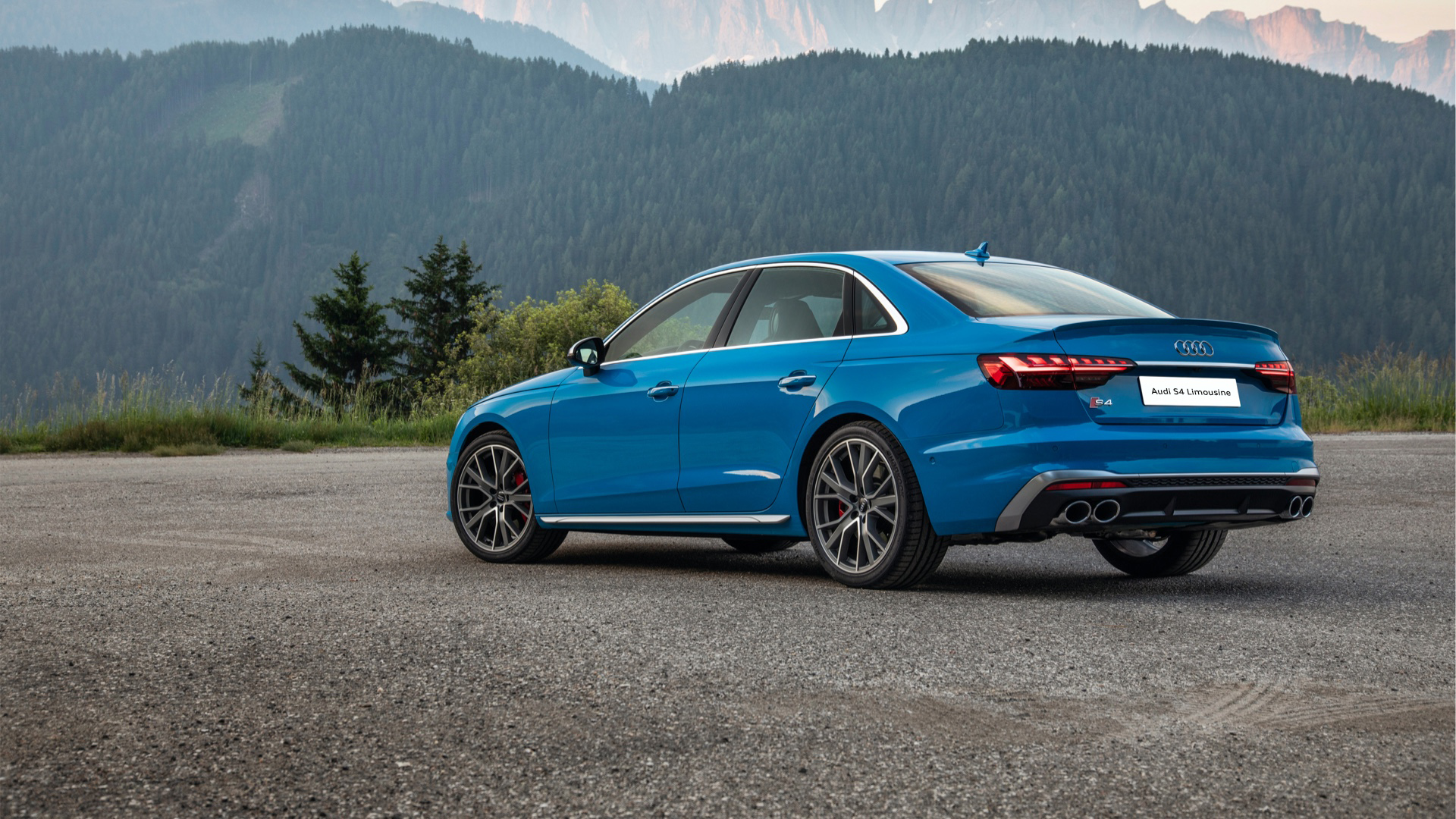 奥迪新款s4新车落地多少钱,奥迪s4顶配版48.88万元红色