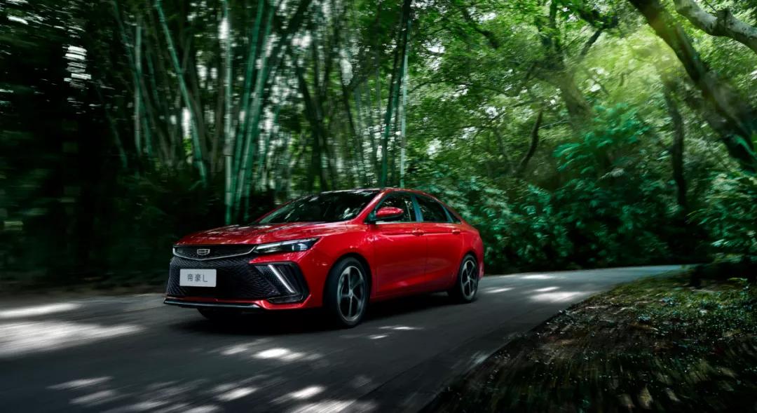 全系标配内置式8英寸中控液晶屏,吉利帝豪19款最高配液晶仪表