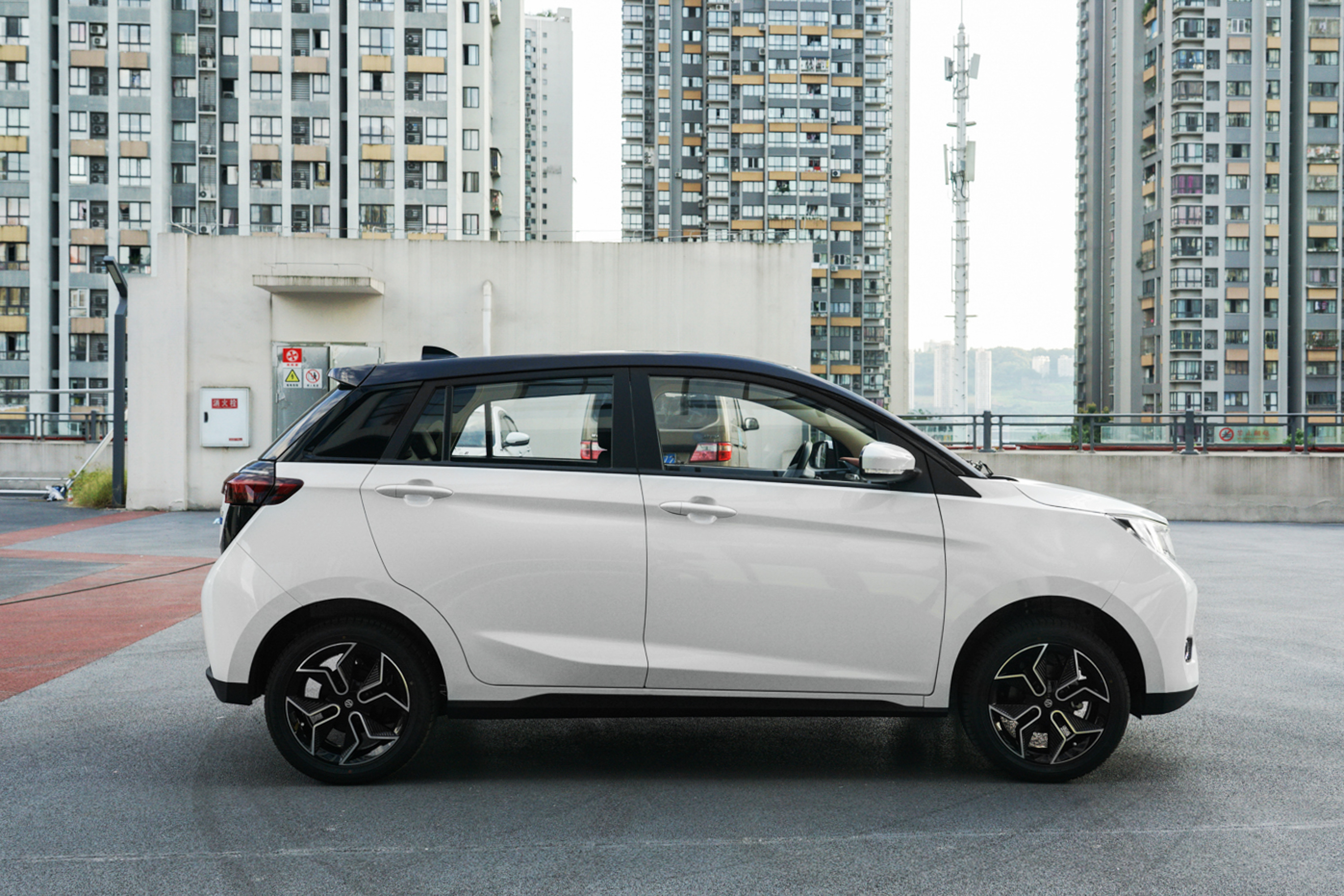 电动屋全新跨界车来了，YOUNG光小新购买手册