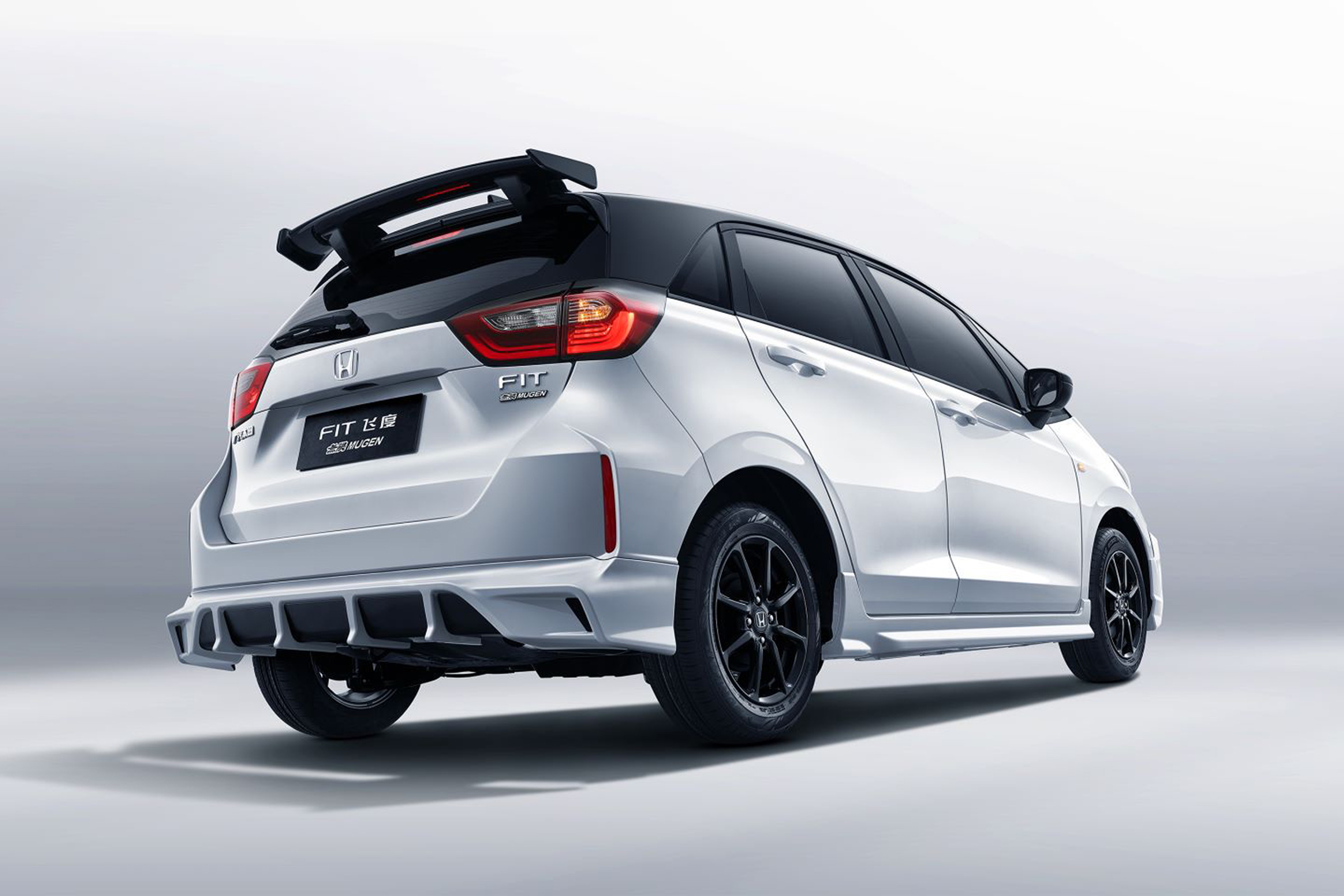 运动大尾翼+专属内饰，“原厂改装”飞度無限MUGEN版即将上市