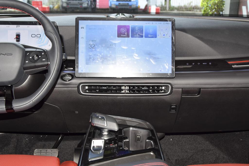 搭载1.5T发动机，配流媒体外后视镜，北京魔方