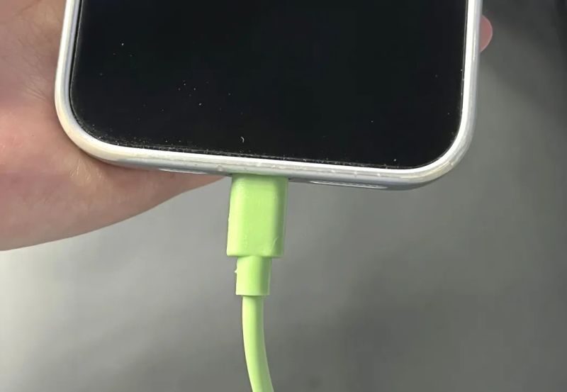 在车上给手机充电对车有影响吗,在车上给手机充电对手机电池好吗