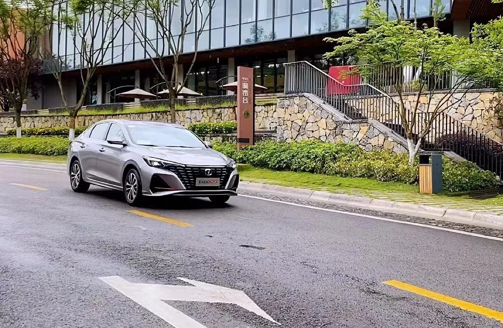 逸动plus2022款1.6豪华版,逸动plus内饰哪些地方是软的