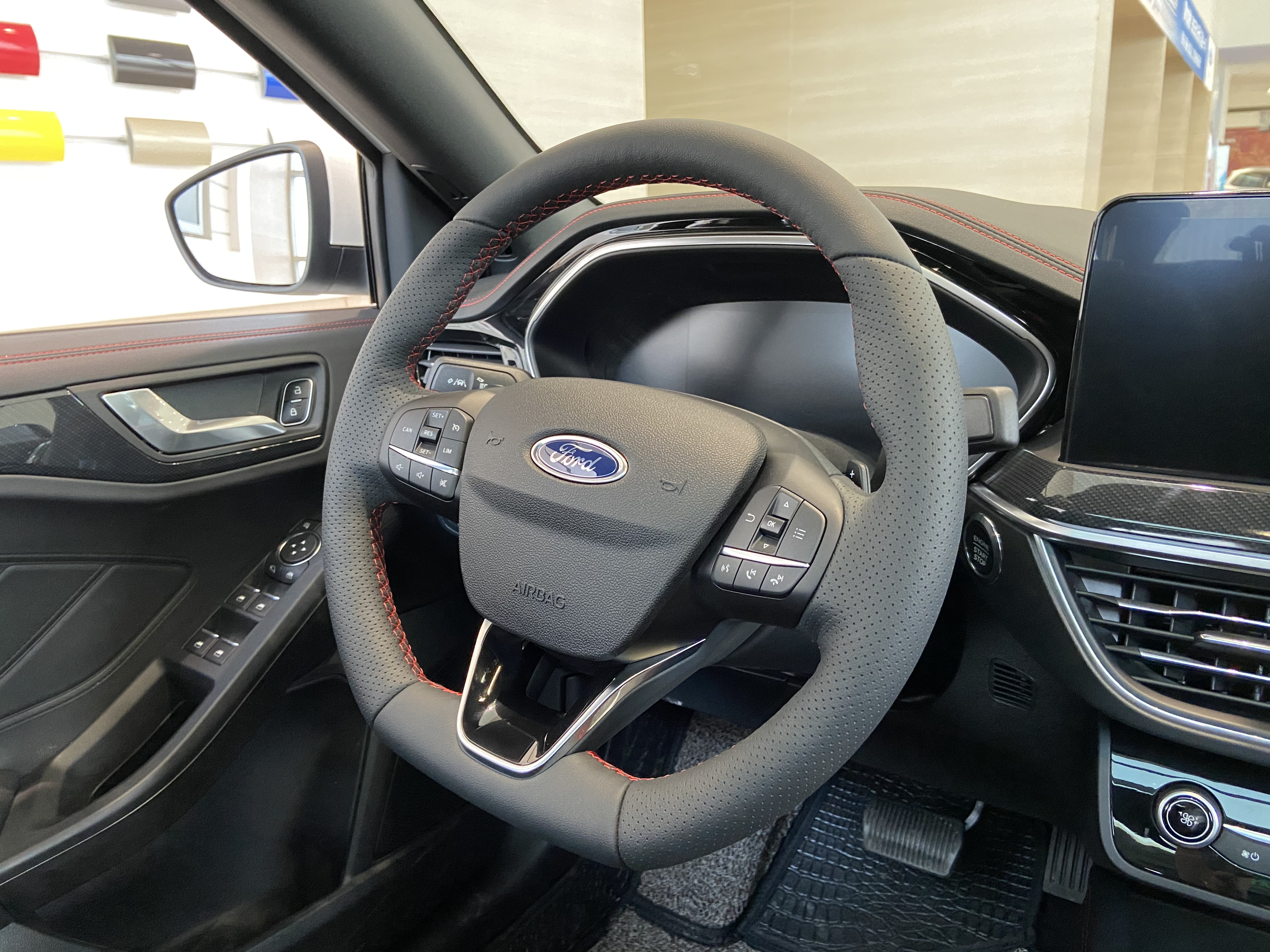 颜值在线的美式“钢炮”！运动属性拉满，实拍长安福特福克斯