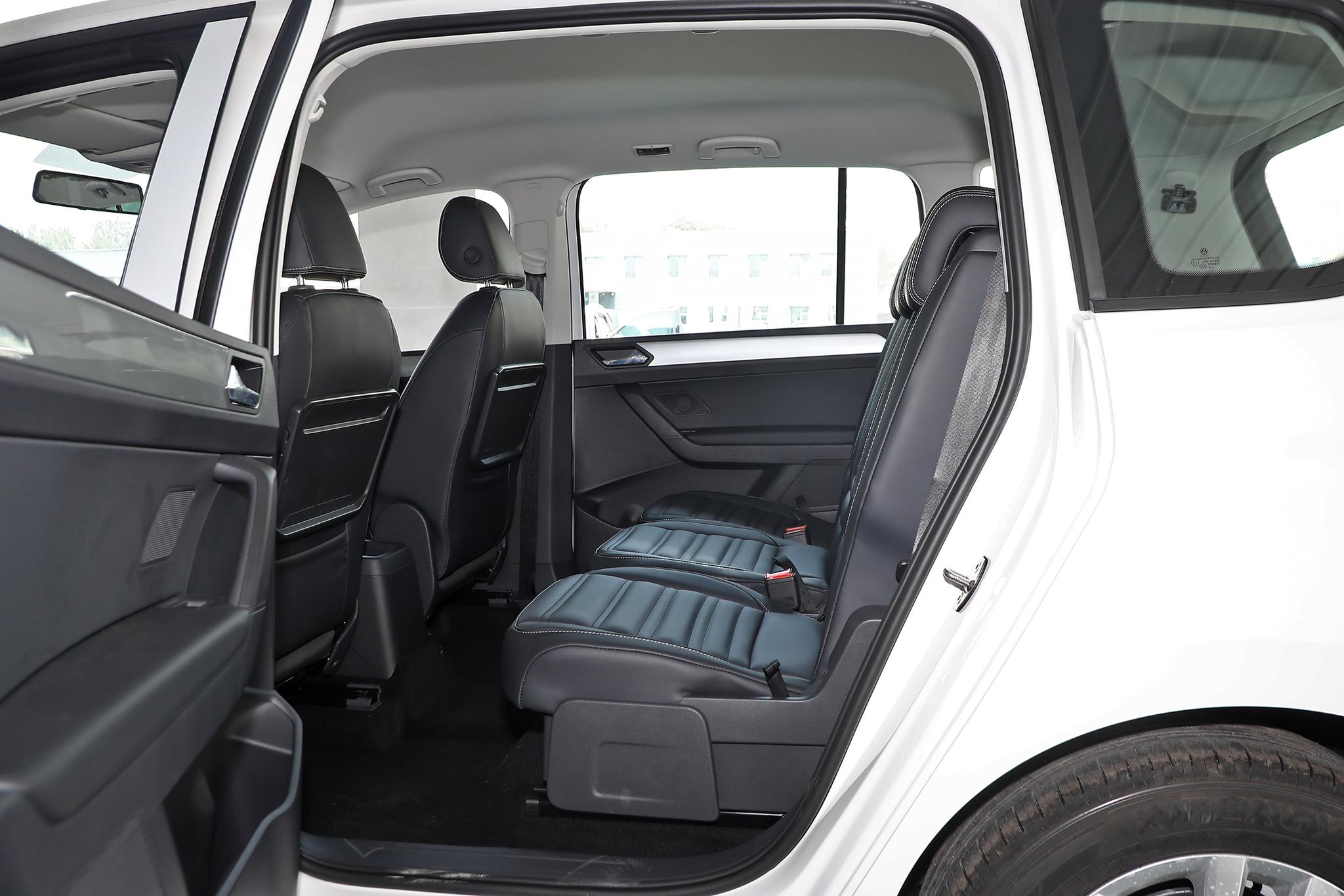 最新款途安mpv5座,顶配版旗舰六座大众途安开车感受