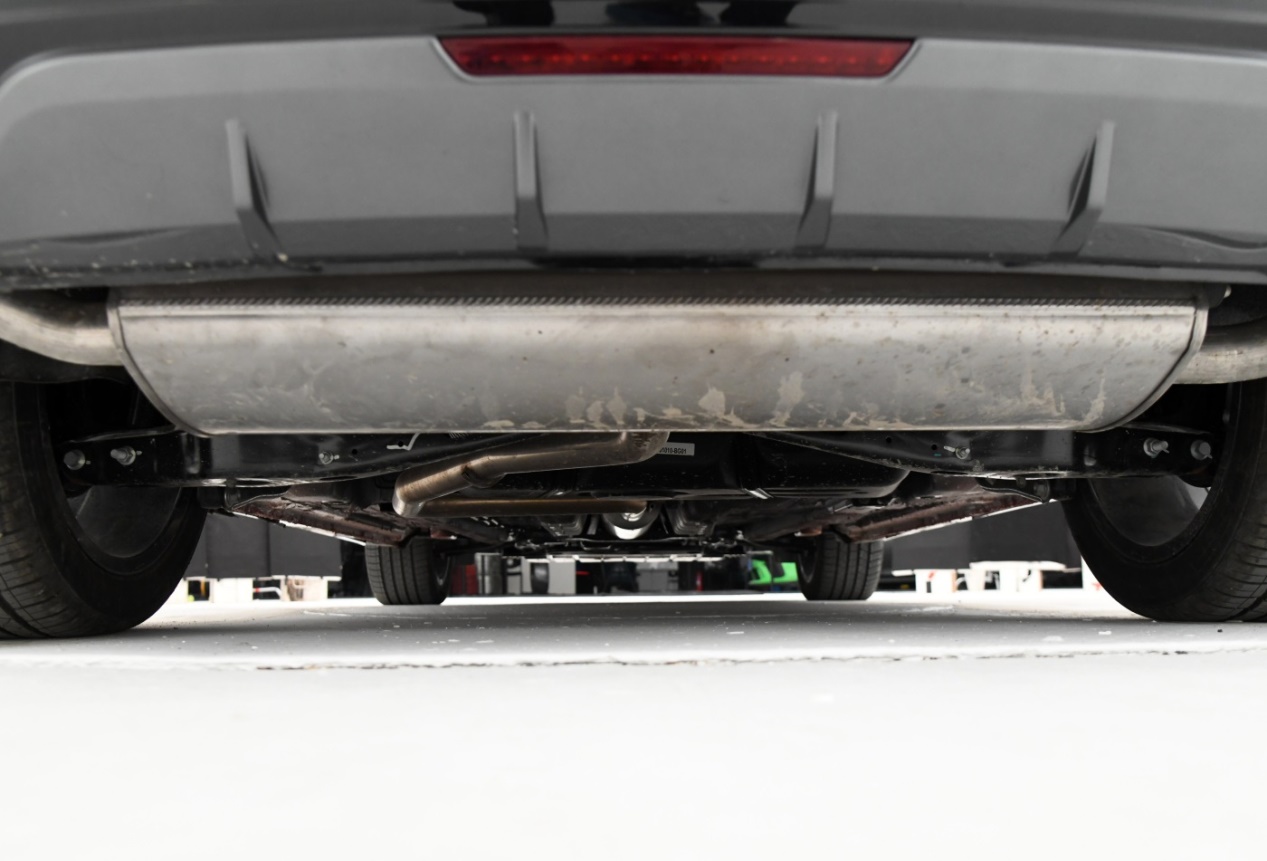 一汽奔腾b70s白色轿跑,上市新车全新b70