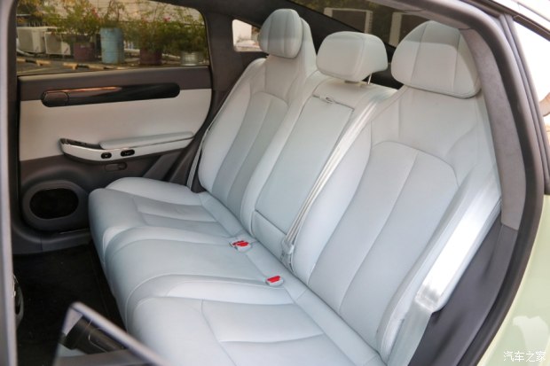 零跑c01:7.7秒破百纯电续航525km,零跑c01后驱长续航加速pk燃油车