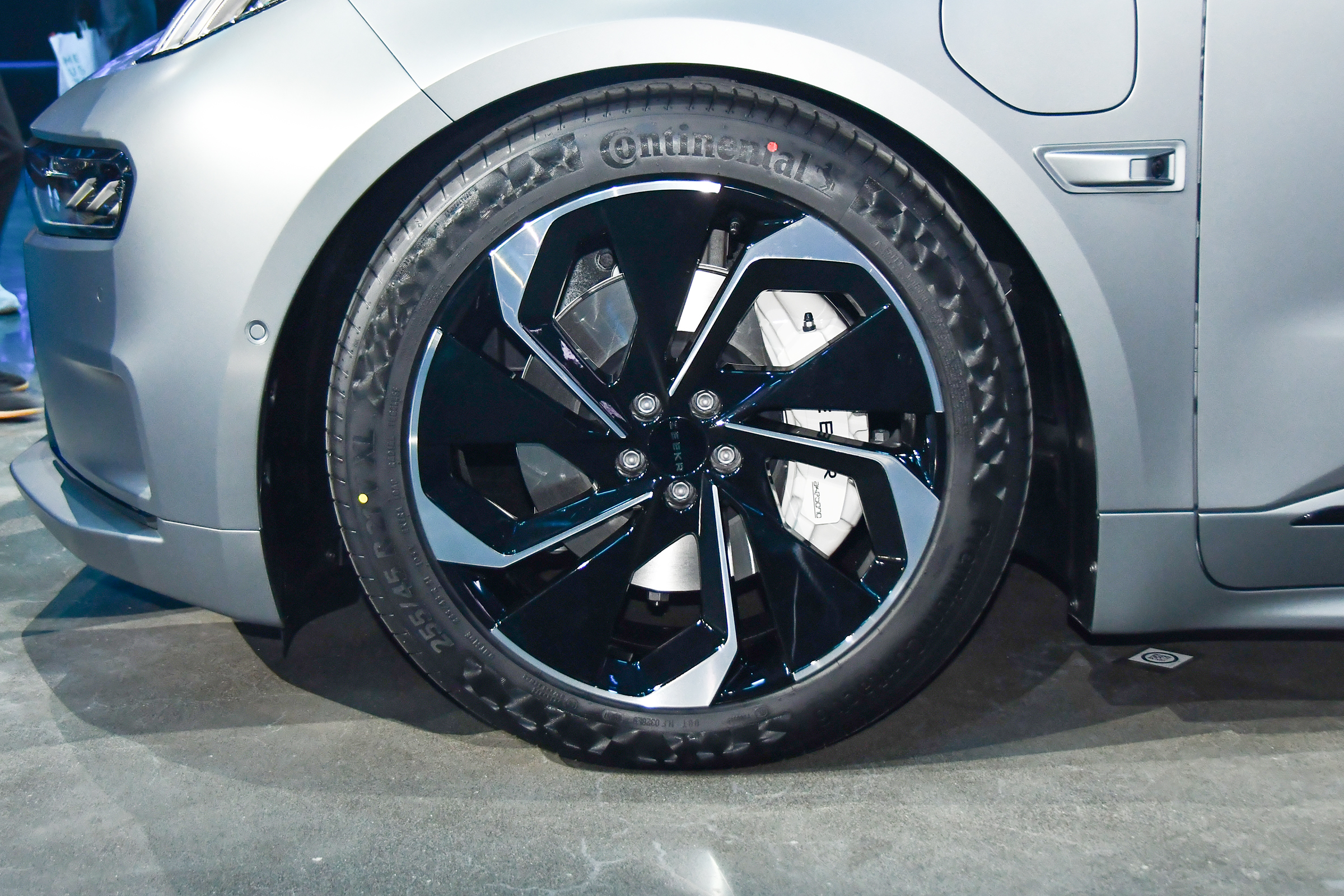 30万元的“国产版”保时捷Panamera是否值得购买？极氪001如何？