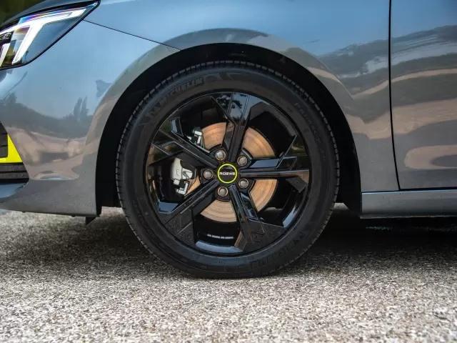 天幕+大空间+14.3英寸屏，荣威i6MAX称得上A+级轿车杠把子