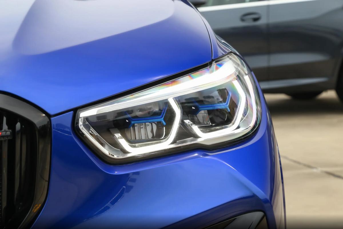 解析宝马X5M，售价143.89万，配4.4T+8AT动力，有哪些优缺点？