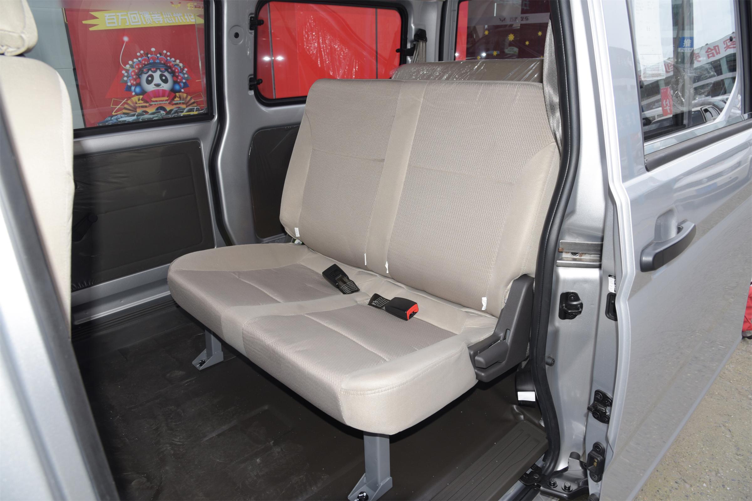 解读五菱荣光，售4.39万，经济实用的“创富”车，有何优缺点？