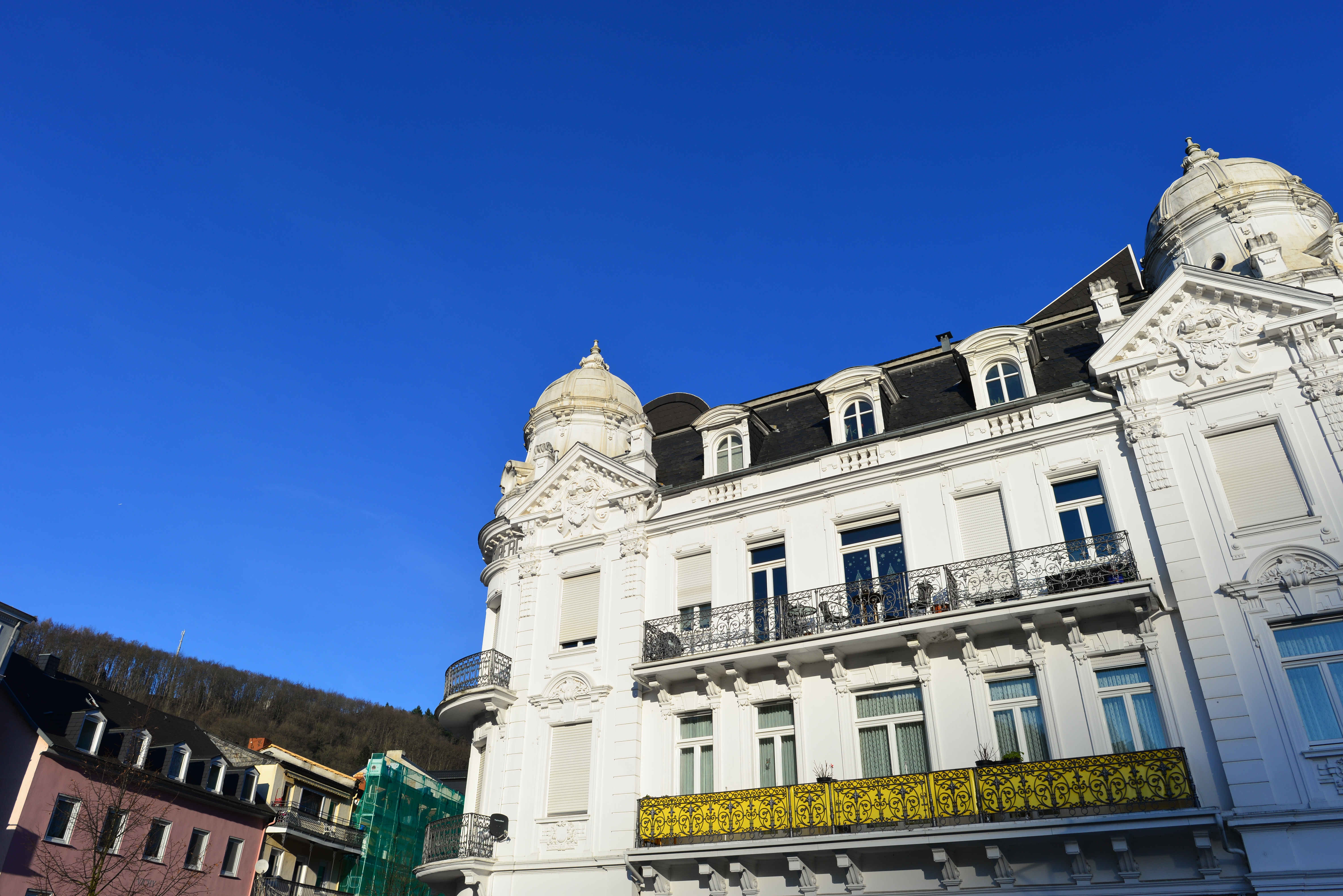 小说：两人狭路相逢，抓黑衣人和挽救小男孩的生命，他该如何抉择