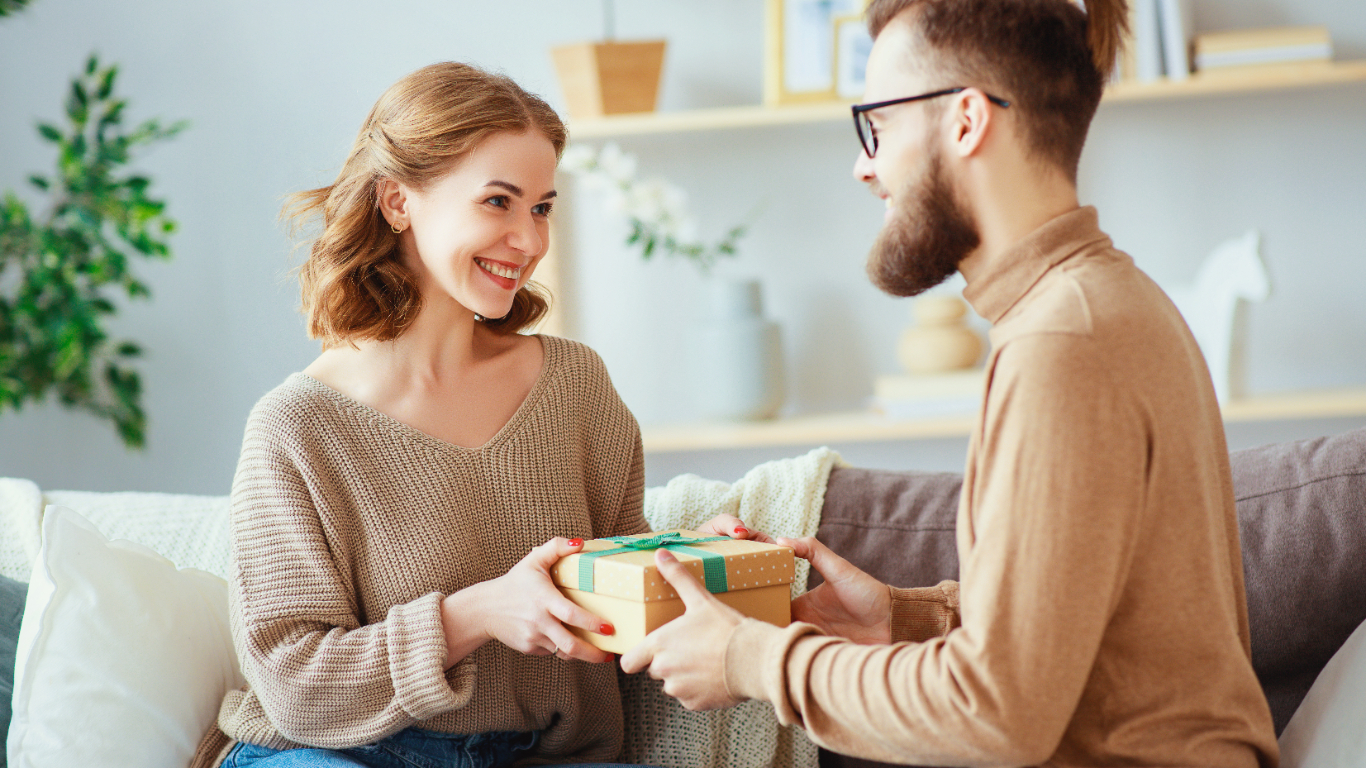 例假偷吃冰淇淋被发现,姨妈期间偷吃雪糕被抓