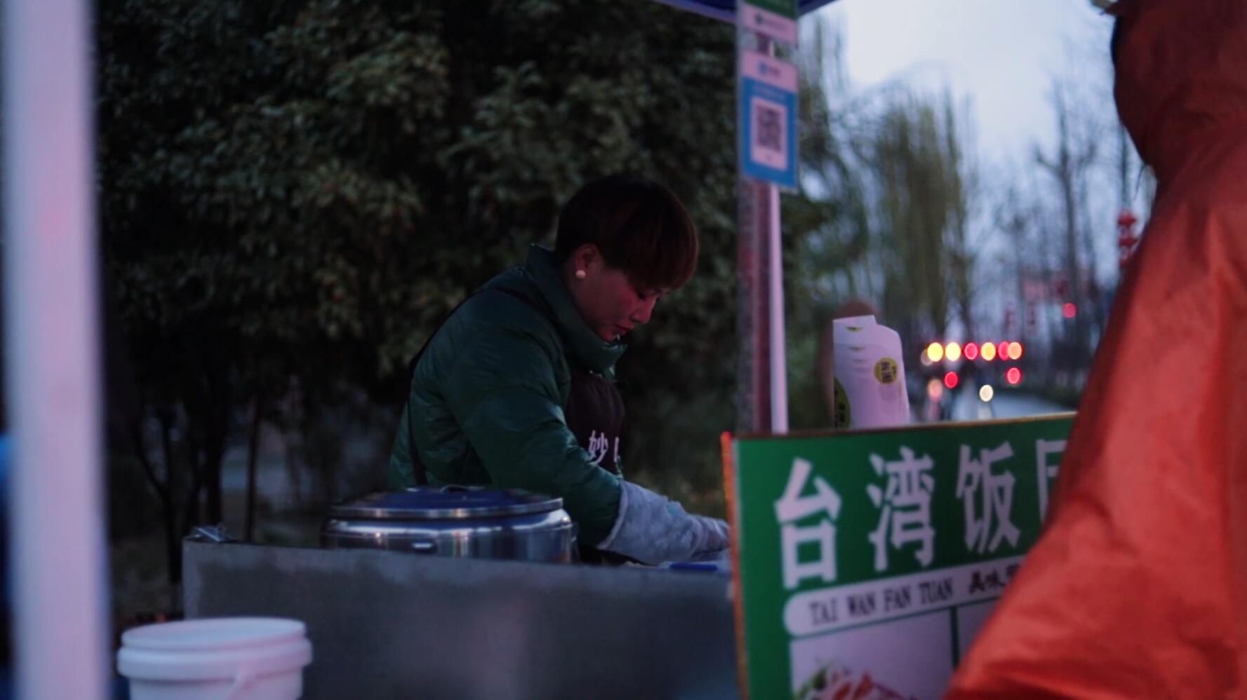 拼命比男人狠！为还清20万外债，28岁姑娘凌晨3点起床挣钱