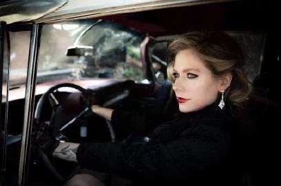 18岁红透全球却因患病失联，被揣测去世后涅槃重生，她叫艾薇儿