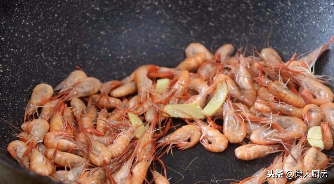 大白虾的虾尾怎么做,吃小河虾时如何留下完整的虾壳