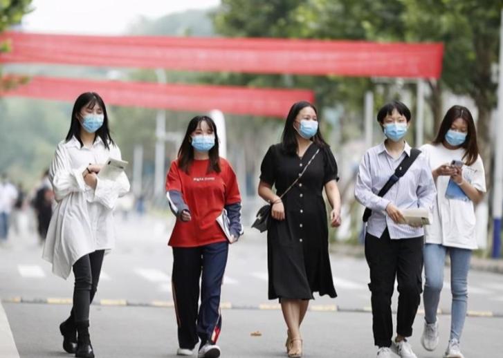 高校女生送快递,女生因没电脑被室友“嘲笑”