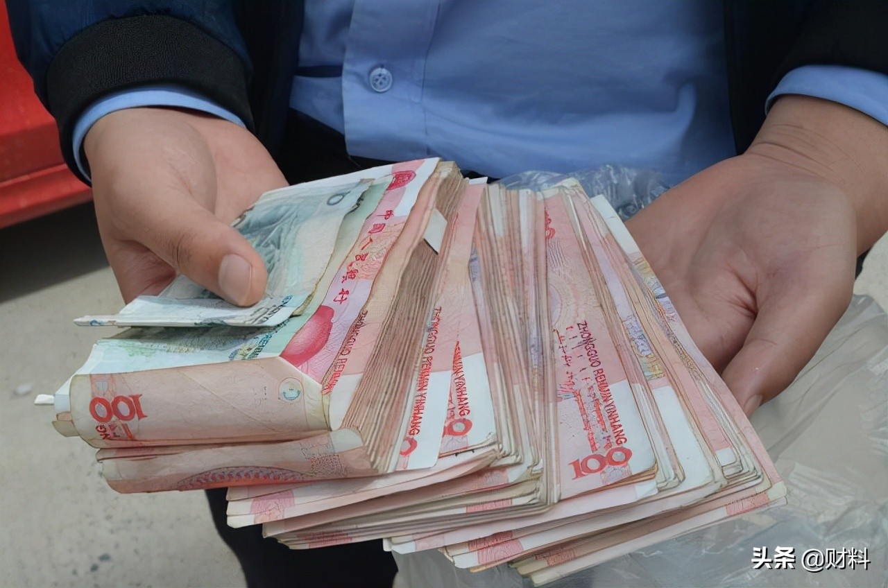 银行失误打到卡里的钱花掉违法吗,银行将800元误转800万后续