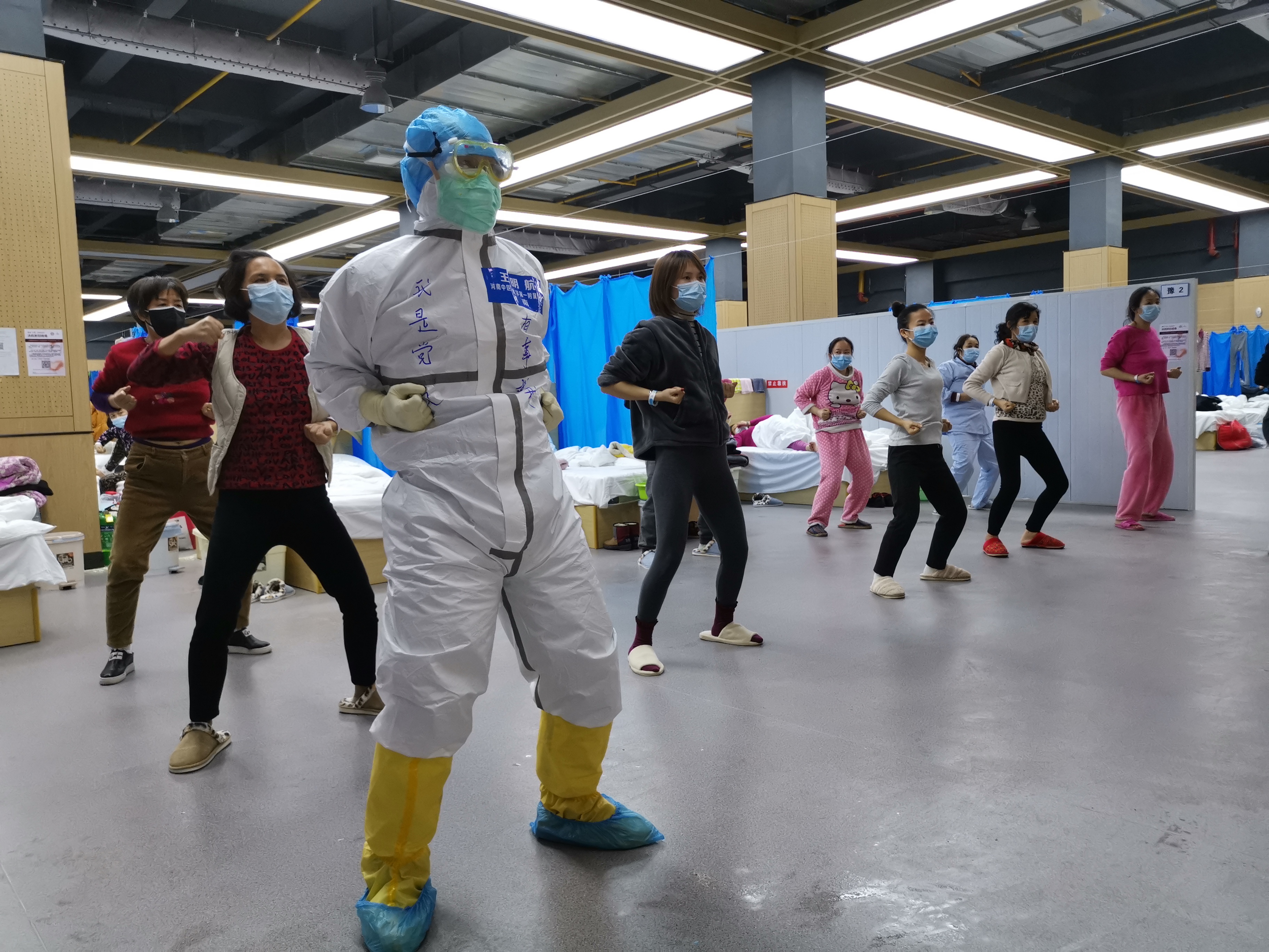 援鄂医护人员现场工作,援鄂医护人员的一天