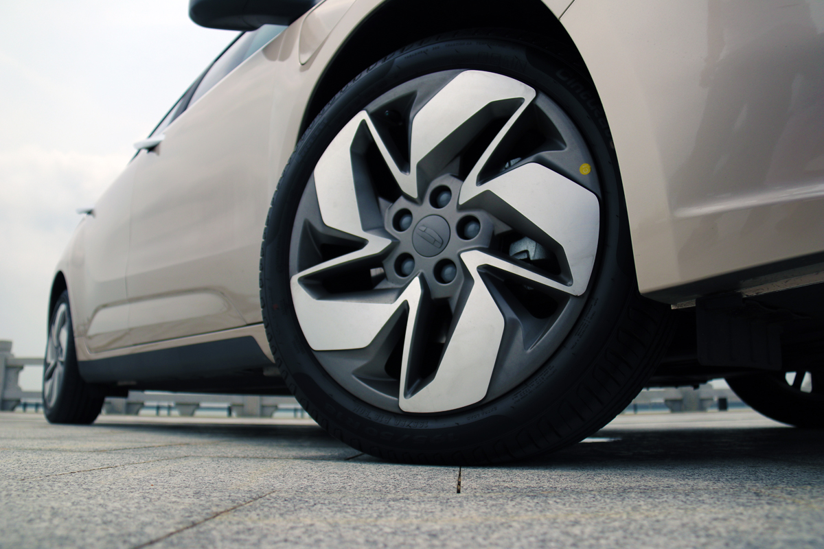 几何a对比特斯拉,几何a和特斯拉哪个值得买