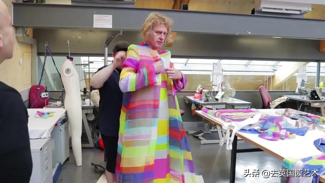 他以一己之力，让UAL的毕业典礼变成“女装大佬”的异装盛会