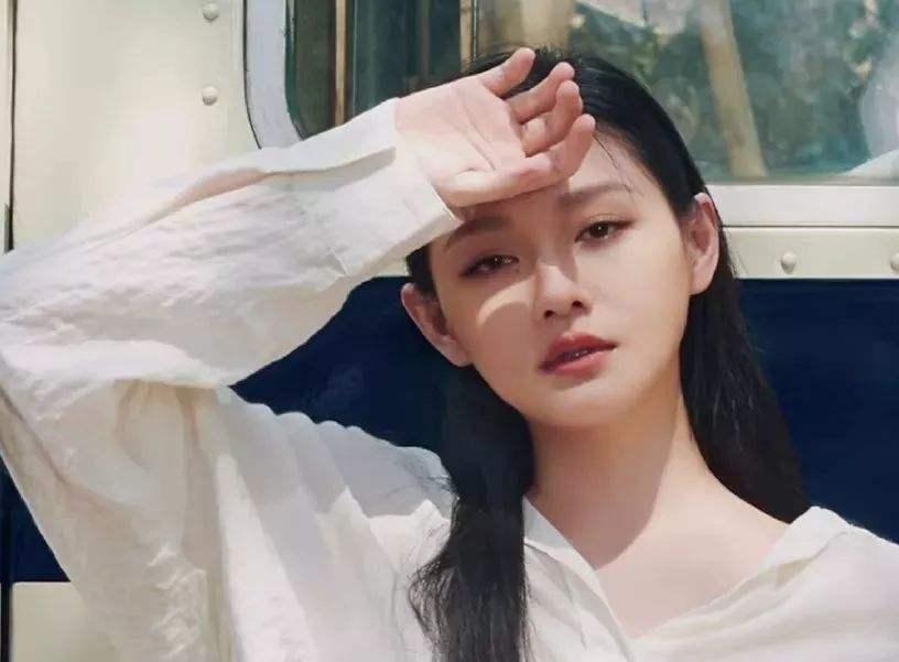 演技“崩坏”的佟丽娅，成功变“傻白甜”，美白方法大曝光