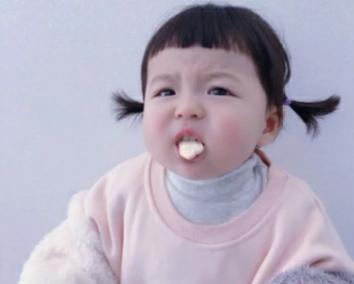 穿恨天高坐地铁的社死现场，两位男士都不忍看这次“崴脚表演”