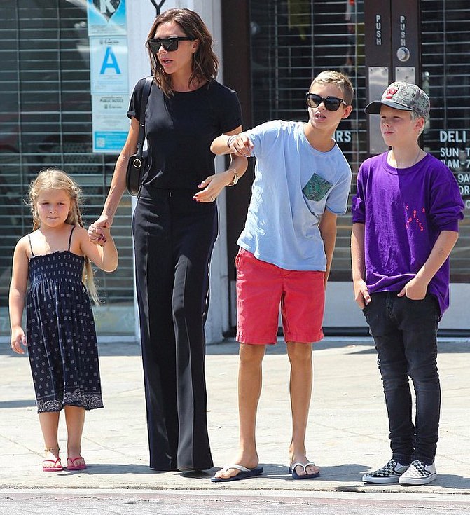 小七又胖了！圆滚滚的七公主和爸爸踢球，辣妈贝嫂给她恶补名媛范