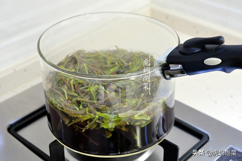 香椿面包正宗做法,香椿芽怎么烫着吃好吃