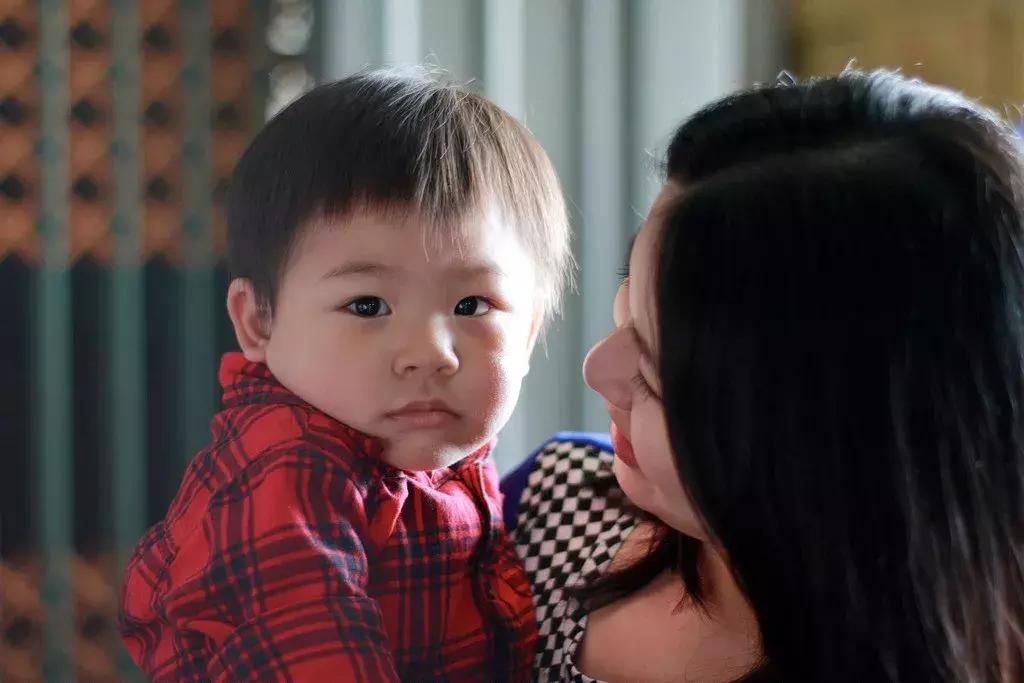 面对被自己伤害的人应怎么说,遇到受虐者该怎么办